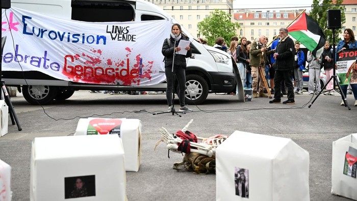 Sejumlah orang turun ke jalan untuk melakukan aksi protes terhadap keikutsertaan Israel dalam Eurovision Song Contest di Wina, Austria, Selasa (12/5/2026). Foto: REUTERS/Elisabeth Mandl