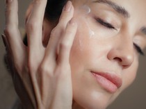 Kolagen untuk Atasi Penuaan, Lebih Efektif Diminum atau Buat Skincare?