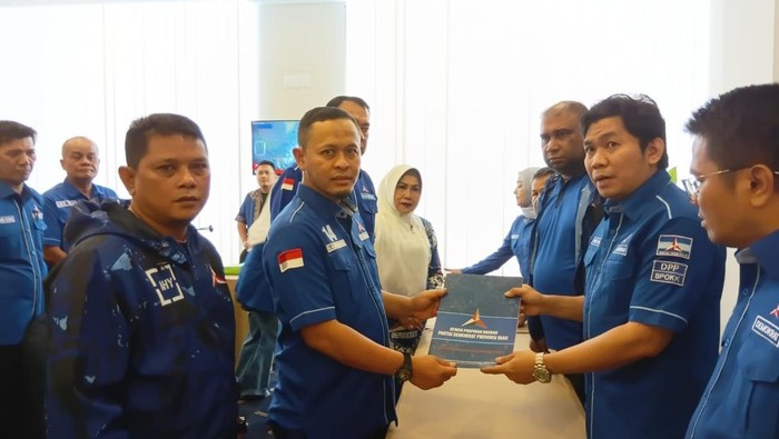 Agung Nugroho mengembalikan formulir pendaftaran ke panitia Musda Partai Demokrat Riau. (dok. Istimewa)