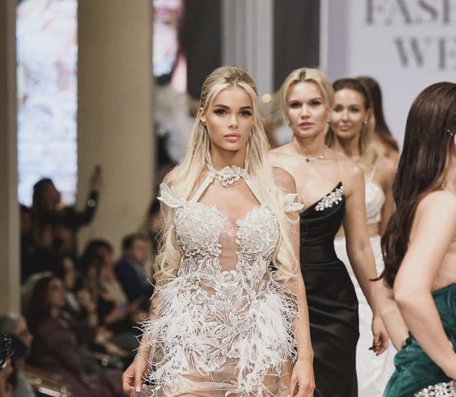 Inilah penampilan Anzhelika sebelum kasus kekerasan tersebut terjadi. Dia tampil menjadi model di sebuah fashion show dengan penampilan bersinar. Kini dia masih harus menjalani pemulihan yang panjang. Foto: dok. Instagram @anzhelika_anzhelika_