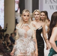 Inilah penampilan Anzhelika sebelum kasus kekerasan tersebut terjadi. Dia tampil menjadi model di sebuah fashion show dengan penampilan bersinar. Kini dia masih harus menjalani pemulihan yang panjang. Foto: dok. Instagram @anzhelika_anzhelika_