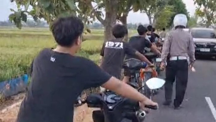 Sejumlah remaja menuntun motor usai diciduk balap liar di sepanjang Jalan WS wilayah Desa Taji hingga Ploso, Desa Pereng, Prambanan, Klaten, Kamis (14/5/2026).