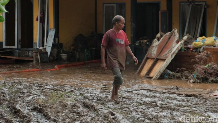 Kondisi banjir dan longsor di Tanah Datar