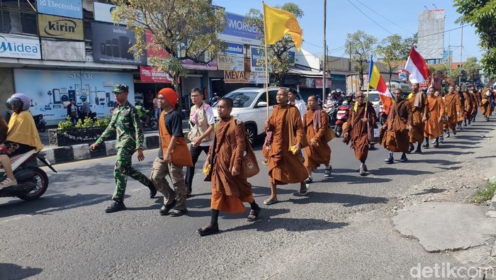 Biksu dari 5 Negara Jalan Kaki ke Borobudur Lewati Jatim