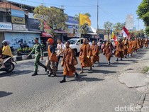 58 Biksu dari 5 Negara Jalan Kaki ke Borobudur Melintas di Sidoarjo