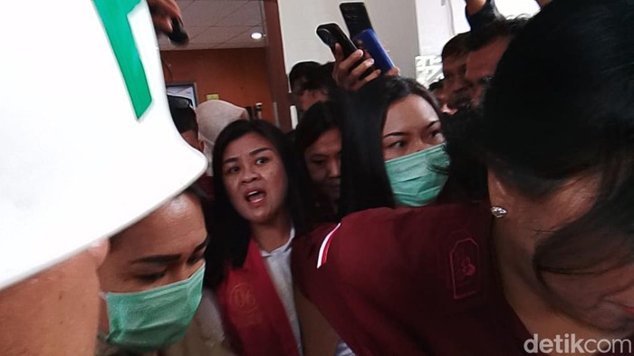 Bupati Sitaro Chyntia Ingrid Kalangit setelah menjalani pemeriksaan di Kantor Kejati Sulut.