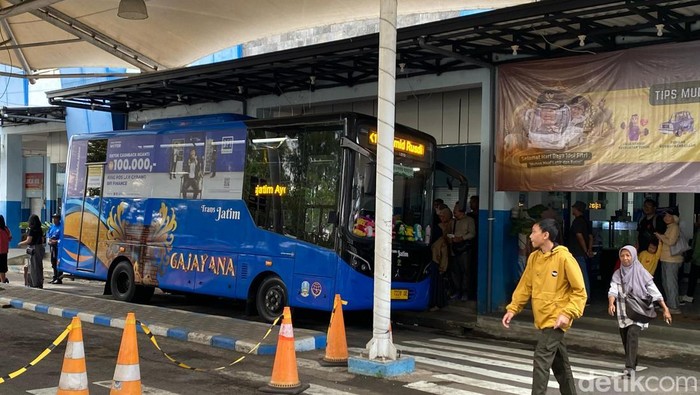 Bus Trans Jatim saat mengangkut penumpang dari Terminal Batu