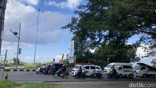 Suasana simpang empat Bypass IB Mantra tempat pengamen jalanan beraksi di Desa Kusamba, Kecamatan Dawan, Klungkung, Bali, Kamis (14/5/2026).