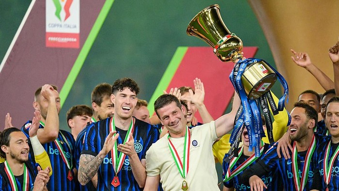 ROME, ITALY - MAY 13: Head coach Cristian Chivu of FC Internazionale celebrates with the trophy after winning the Coppa Italia Final match between SS Lazio and FC Internazionale at Stadio Olimpico on May 13, 2026 in Rome, Italy. (Photo by Silvia Lore/Getty Images)
