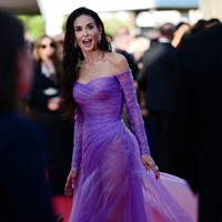 Demi Moore Lawan Aturan Cannes, Tampil dengan Gaun Transparan di Red Carpet