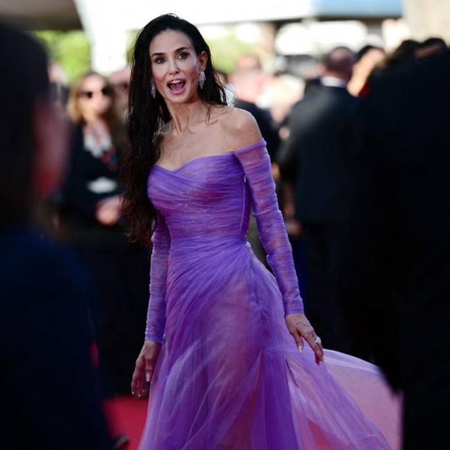 Demi Moore Lawan Aturan Cannes, Tampil dengan Gaun Transparan di Red Carpet