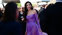Demi Moore 'Lawan' Aturan Cannes, Tampil dengan Gaun Transparan di Red Carpet