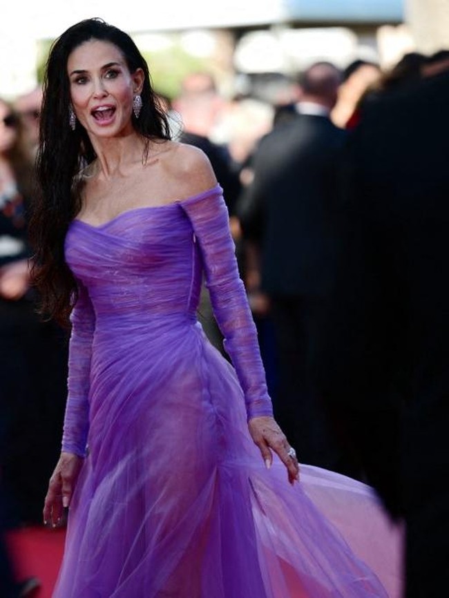 Demi Moore Lawan Aturan Cannes, Tampil dengan Gaun Transparan di Red Carpet