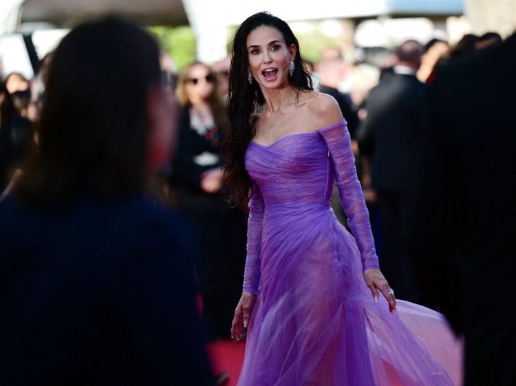 Demi Moore Lawan Aturan Cannes, Tampil dengan Gaun Transparan di Red Carpet