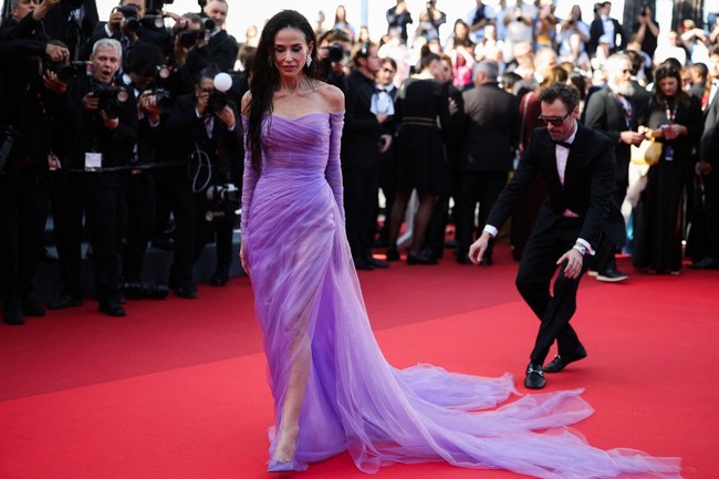Gaun Demi Moore juga dilengkapi ekor panjang menjuntai yang menyapu lantai red carpet. Detail ini cukup mencuri perhatian karena Cannes sebelumnya sempat melarang penggunaan gaun dengan train panjang.  Foto: AFP/VALERY HACHE