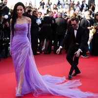 Gaun Demi Moore juga dilengkapi ekor panjang menjuntai yang menyapu lantai red carpet. Detail ini cukup mencuri perhatian karena Cannes sebelumnya sempat melarang penggunaan gaun dengan train panjang.  Foto: AFP/VALERY HACHE