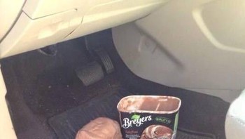 Tidak ada rasa sakit yang lebih personal daripada es krim jatuh tepat sebelum sempat dimakan. Foto: Boredpanda