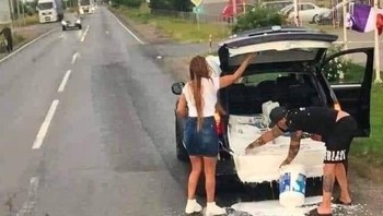 Baru beli cat atau susu entah apa, eh malah tumpah di tengah jalan. Perjalanan pulang langsung berubah jadi tragedi. Foto: Boredpanda