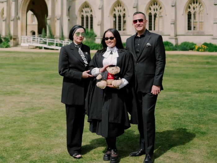 Ferdy Hasan hadiri wisuda putrinya di University of Cambridge.