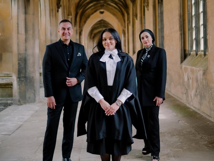 Ferdy Hasan hadiri wisuda putrinya di University of Cambridge.