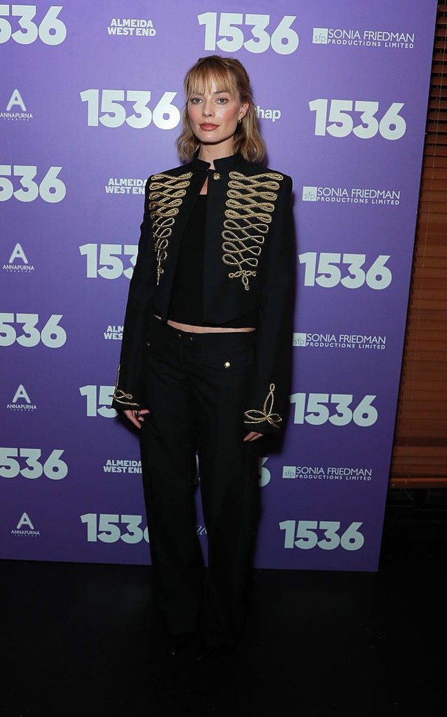 Margot Robbie tengah berada di London, Inggris, untuk mempromosikan ‘1536’, pertunjukan teater yang diproduserinya. Dalam sesi temu media, aktris nomine Oscars ini memakai busana keluaran Alexander McQueen sebagai bentuk penghormatan bagi rumah mode tuan rumah. (Foto: Grant Buchanan/Dave Benett/Getty Images)
