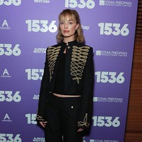 Margot Robbie tengah berada di London, Inggris, untuk mempromosikan ‘1536’, pertunjukan teater yang diproduserinya. Dalam sesi temu media, aktris nomine Oscars ini memakai busana keluaran Alexander McQueen sebagai bentuk penghormatan bagi rumah mode tuan rumah. (Foto: Grant Buchanan/Dave Benett/Getty Images)