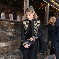 Penampilan Robbie kembali memberi sinyal bahwa jaket bergaya Napoleon ini akan menjadi salah satu trendy items di musim ini. Dilansir dari Vogue, model Kate Moss pernah mempopulerkannya ketika kedapatan menggunakan luaran serupa di festival musik Glastonbury 2005. (Foto: Neil Mockford/GC Images)