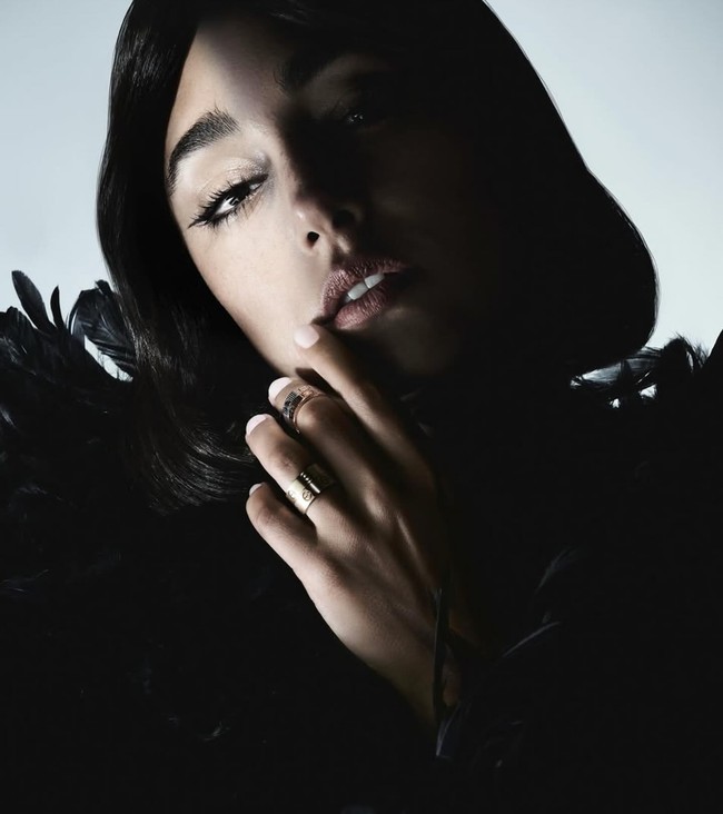 Brigitte yang lebih tua 24 dari suaminya disebut kesal dengan pesan-pesan yang dianggap keterlaluan di antara mereka. Salah satunya diduga tentang Emmanuel memuji Golshifteh sangat cantik.  Foto: Instagram @golfarahani