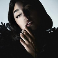 Brigitte yang lebih tua 24 dari suaminya disebut kesal dengan pesan-pesan yang dianggap keterlaluan di antara mereka. Salah satunya diduga tentang Emmanuel memuji Golshifteh sangat cantik.  Foto: Instagram @golfarahani