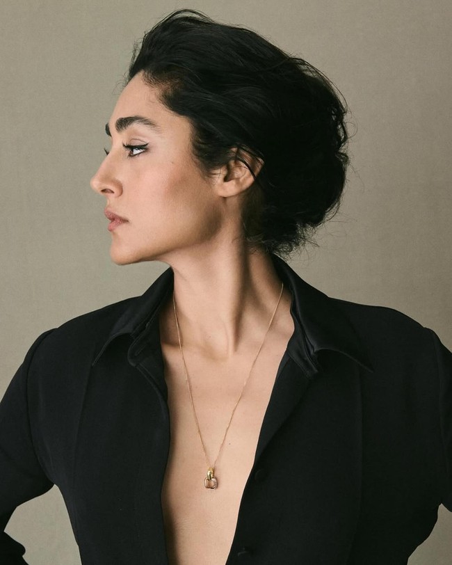 “Apa yang terjadi? Brigitte melihat pesan di ponsel suaminya dari tokoh terkenal, aktris Iran Golshifteh Farahani,” kata Florian terkait insiden dugaan pertengkaran Emmanuel dan istri di pesawat yang telah ditepis oleh sang presiden. Foto: Instagram @golfarahani
