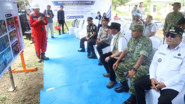 Gubenrur Sumsel Herman Deru saat meninjau sumur minyak ilegal di Muba.
