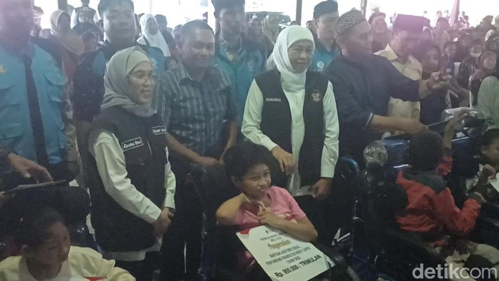 Gubernur Jatim Khofifah Indar Parawansa serahkan bansos di Tulungagung.