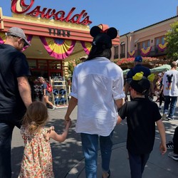 Happy Family! Potret Meghan Markle Sekeluarga ke Disneyland