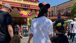 Happy Family! Potret Meghan Markle Sekeluarga ke Disneyland