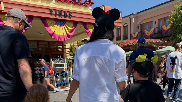 Happy Family! Potret Meghan Markle Sekeluarga ke Disneyland