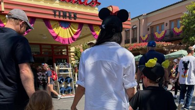 Happy Family! Potret Meghan Markle Sekeluarga ke Disneyland