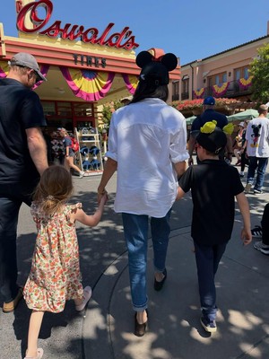 Happy Family! Potret Meghan Markle Sekeluarga ke Disneyland