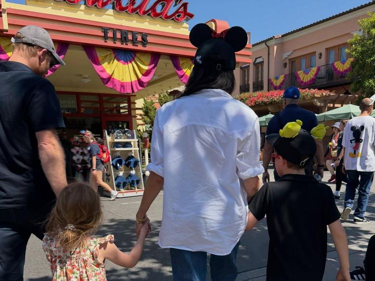 Happy Family! Potret Meghan Markle Sekeluarga ke Disneyland
