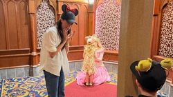 Happy Family! Potret Meghan Markle Sekeluarga ke Disneyland