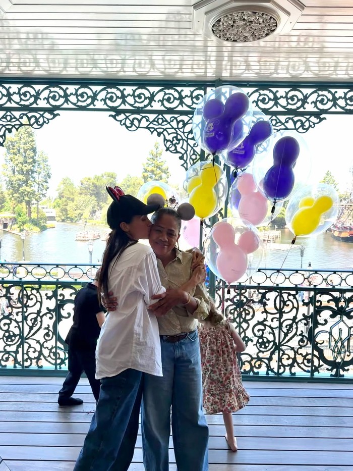 Jepretan kali ini menujukkan keluarga Pangeran Harry dan Meghan Markle benar-benar happy family nih, detikers.