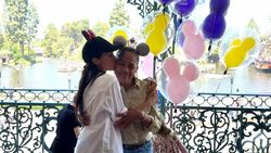 Happy Family! Potret Meghan Markle Sekeluarga ke Disneyland