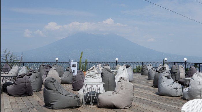 Healing Tipis-tipis! Ini 10 Kafe View Pegunungan Terbaik di Puncak