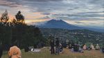 Healing Tipis-tipis! Ini 10 Kafe View Pegunungan Terbaik di Puncak
