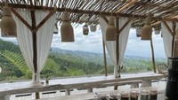 Tropical Deck juga punya view pegunungan dengan konsep kafe Instagramable. Kalau ke sini bisa memesan menu kopi, mocktail, hingga minuman non kopi yang enak-enak. Harganya pun terjangkau, dibanderol mulai dari Rp 20 ribuan. Foto : Instagram @tropicaldeckpuncak