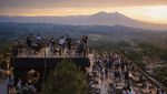 Healing Tipis-tipis! Ini 10 Kafe View Pegunungan Terbaik di Puncak