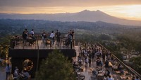The Daun adalah kafe ysng menawarkan pemandangan 360 derajat memukai ke arah Gunung Gede, Parango, dan Salak. Mereka punya menu Nira Latte hingga Ginger Bread Cinnamon yang bisa jadi teman nongkrong. Harga menunya mulai dari Rp 20 ribu. Foto : Instagram @thedaun.official