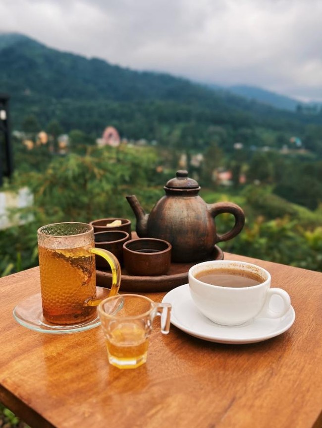 Healing Tipis-tipis! Ini 10 Kafe View Pegunungan Terbaik di Puncak