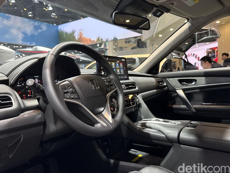Honda Avencier melantai di booth Honda di Auto China 2026