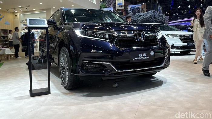 Honda Avencier melantai di booth Honda di Auto China 2026