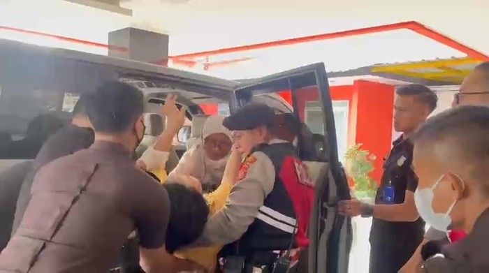 Ibu di Cianjur melahirkan bayi kembar saat terjebak macet.